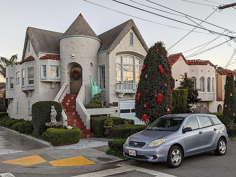 File:Little-hollywood-statue-of-liberty-house 20211201 004717407.jpg