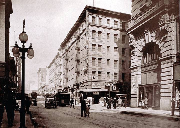 Old-louvre-unk-corner-c-1910.jpg