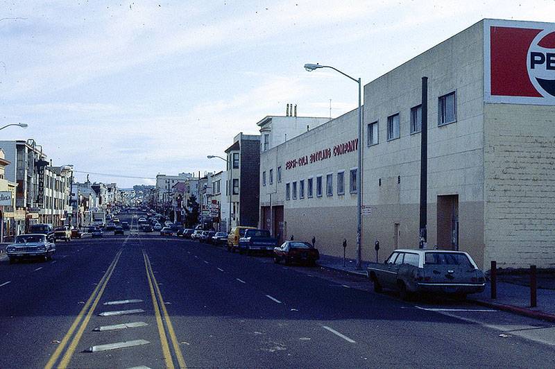File:Pepsi-south-on-Valencia-from-17th-1983 Kirkeberg Diva 1478638.jpg
