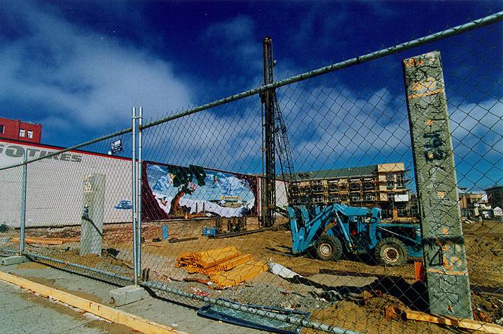 File:Caen-mural-behind-chainlink-fence-on-Big-O-tires.jpg