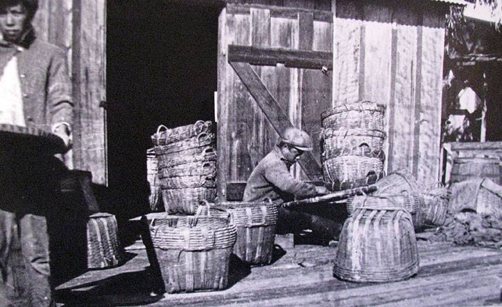 File:Shrimp-baskets-and-fisherfolk 2836.jpg