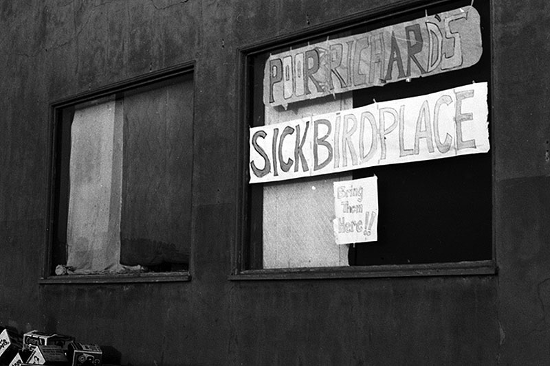 File:One-of-two-bird-rescue-centers-set-up-on-Ocean-Beach,-Poor-Richard's-was-a-grass-roots-effort-by-locals,-1971---Dennis-ORorke-photo.jpg