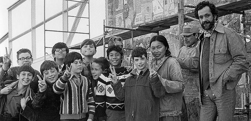 File:Asawa-with-students-and-mosaic-artist,-Alfonso-Pardiñas,-Alvarado-Elementary-School,-1970.jpg