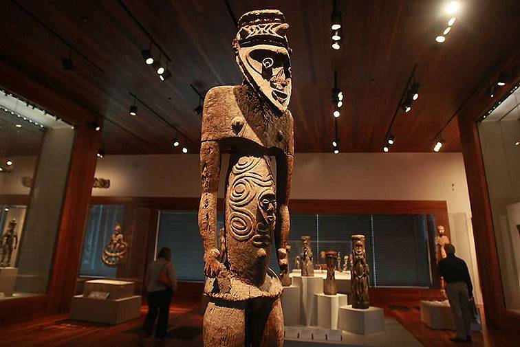 File:Wongkristin totem-statue Figure-5.jpg