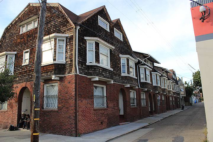 Craftsman-and-brick-cottage-apartments-at-26th-and-South-Van-Ness 6090.jpg