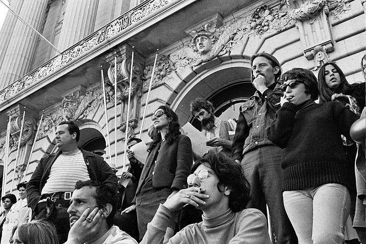 Diggers-and-passersby-watch-from-City-Hall-steps 0444 Chuck-Gould.jpg