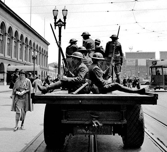 1934 national guard on patrol during san fran strike.jpg