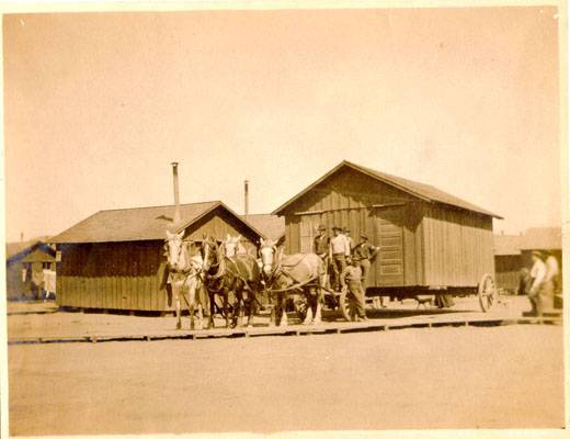 File:1906 moving quake shack AAC-2847.jpg