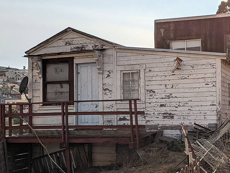 File:Quake-shack-at-edge-of-Bernal 20200819 172800.jpg