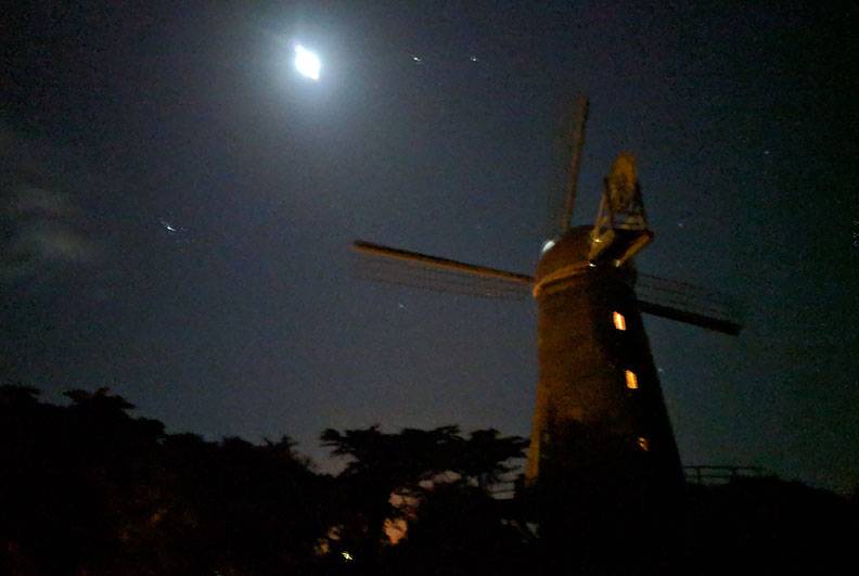 File:Windmill Queen-W 20190412 233357.jpg