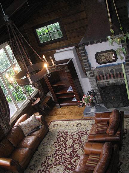 File:Albion-interior-living-room-from-above 5911.jpg