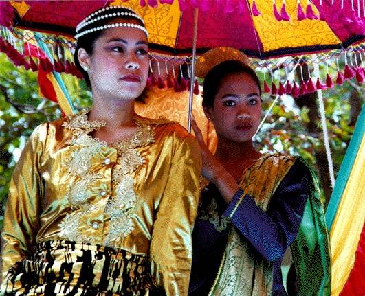 Filipin1$3rd-ann-fil-am-arts-1996-women.jpg