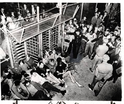 File:July 15 1964 Civil rights demonstrators blocking an exit at the Cow Palace AAK-0891.jpg