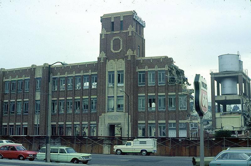 File:Demolition-of-Borden's-Dairy-buildings-along-Potrero-Avenue---1973- K Diva 1514328.jpg