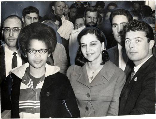 File:Tracy Sims (wearing glasses) in court with her attorneys Malcolm Berstein (left) Beverly Axelrod and Patrick Hallinan MOR-0405.jpg