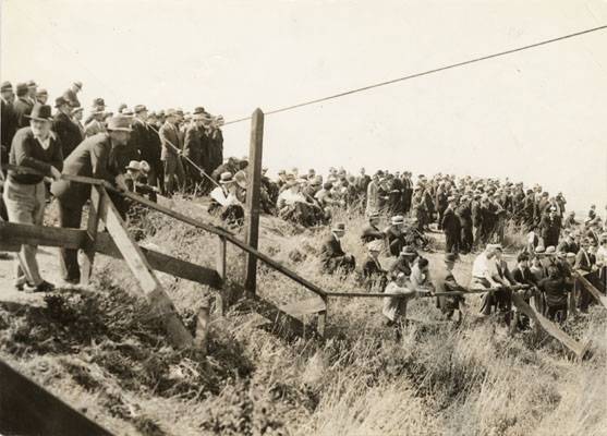 Strikers on Rincon Hill July 5 1934 AAD-5135.jpg