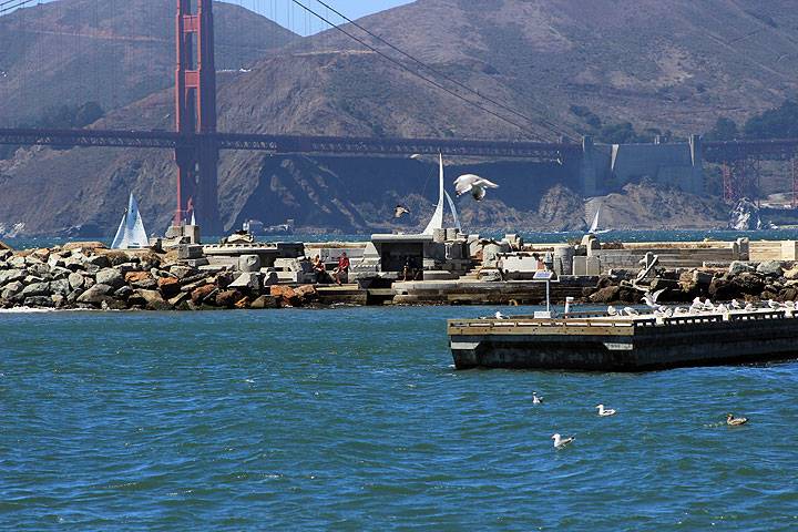 File:Wave-organ-w-seagull-and-ggb 3763.jpg