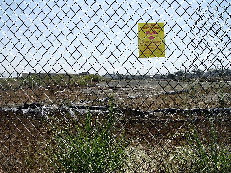 File:Hazard-sign-on-fence-2009 0990.jpg