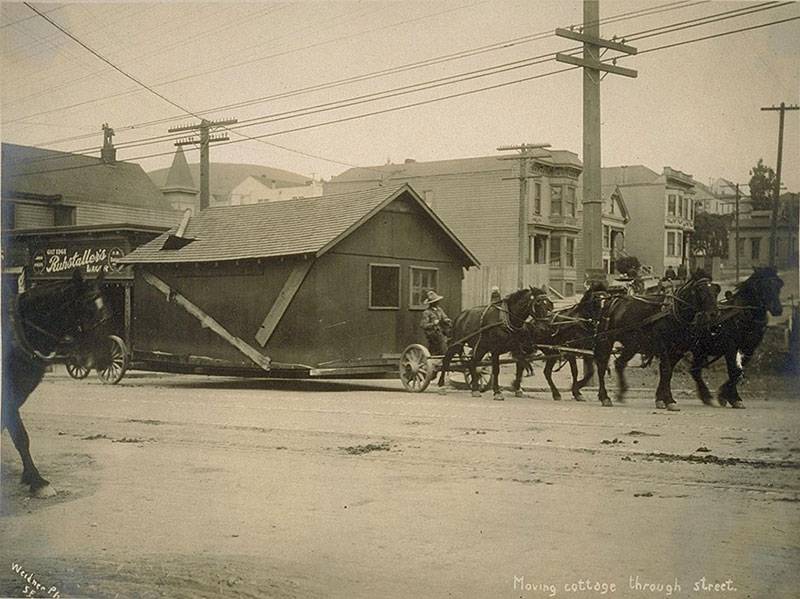 Quake-shack-on-the-move-near-bernal.jpg