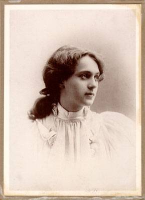 Alma spreckels as young woman AAD-3009.jpg