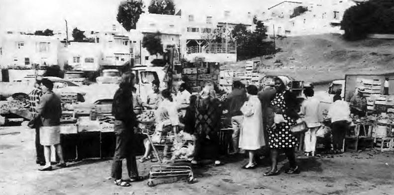 File:Food-conspirators-shopping-Alemany-Market-1970-by-Phil-Tracy.jpg