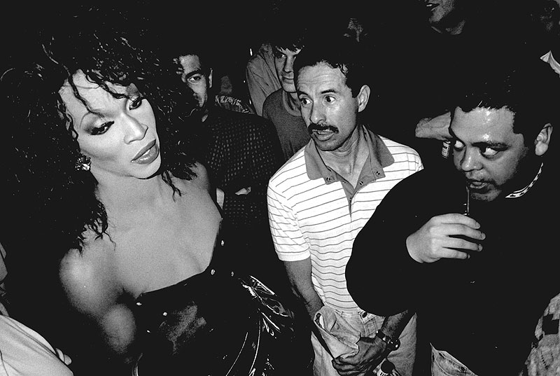 File:Esta-Noche patrons-and-drag-queen January-1990 Rick-Gerharter.jpg
