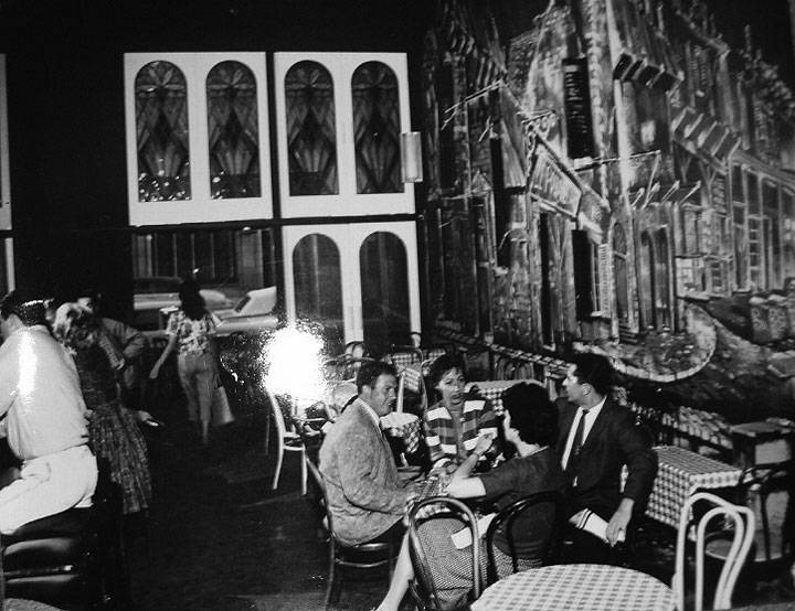 File:Pierre's-interior-1962.jpg