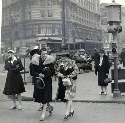 File:Jaywalkers walk against signal 1942 AAB-6309.jpg