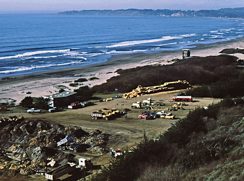 Stinson-Beach-and-Bolinas-1971-oil-spill-by-Pierre-La-Plante.jpg