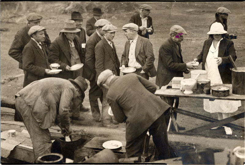 File:Jan-27-1936-White-Angel-Jungle-soup-kitchen-located-on-the-Embarcadero-near-Filbert-street-with-inset-of-the-White-Angel-Lois-Jordan-AAK-0598.jpg