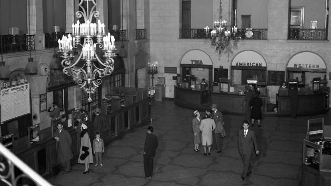 Lobby and ticket counters at San Francisco Airport 1948 pub 2011.032.0210 0.jpg