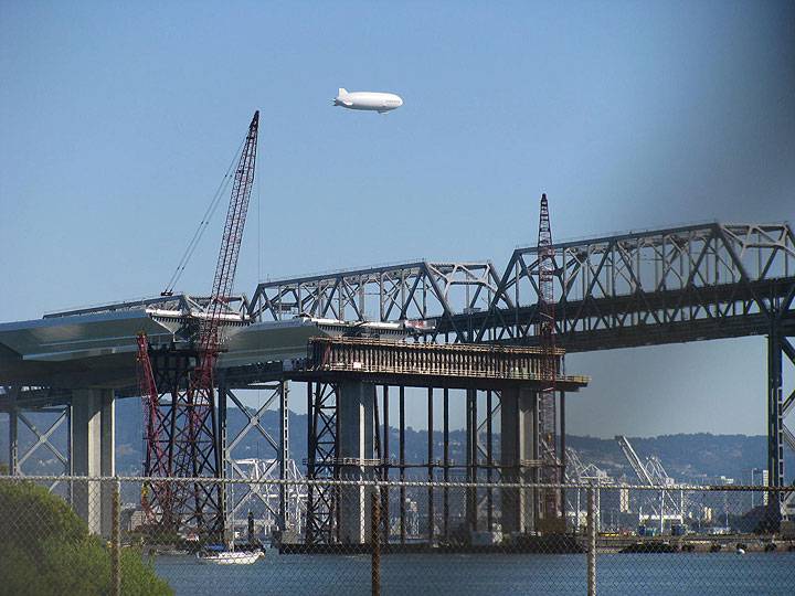 File:2-bridges-a-blimp-and-container-docks 5238.jpg