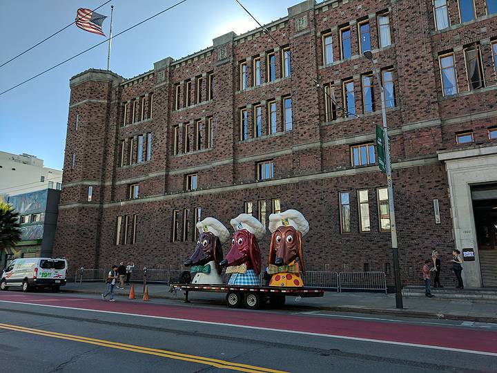File:DD-heads-at-Armory-long-view 20171005 154630.jpg