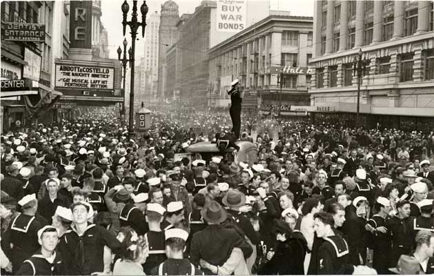 File:Celebration at end of WWII Aug 18 1945 Market and Mason AAF-0184.jpg