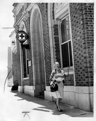 File:Woman carrying a baby in front of Alemany Emergency Hospital june 11 1962 AAD-0046.jpg