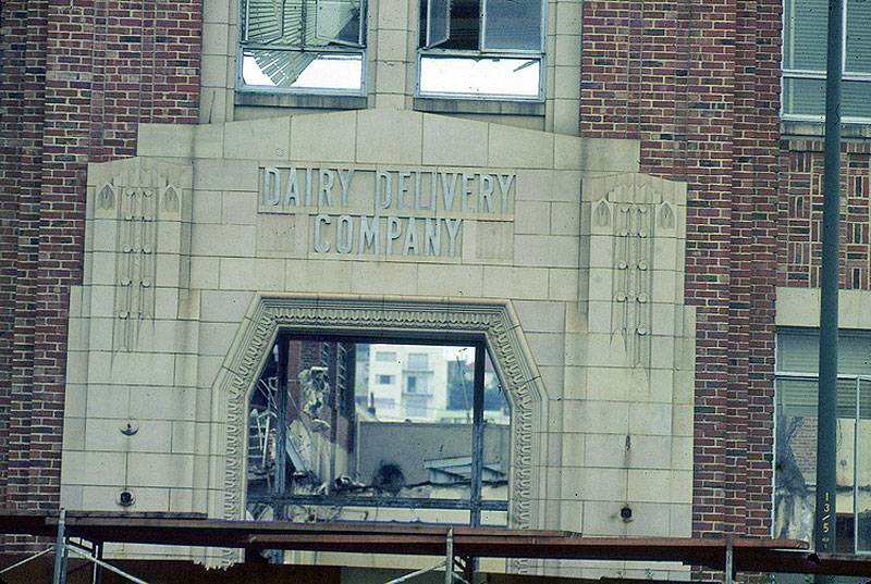 File:Demolition-of-Borden's-Dairy-buildings'-main-entrance---1973- k-d 1514335.jpg