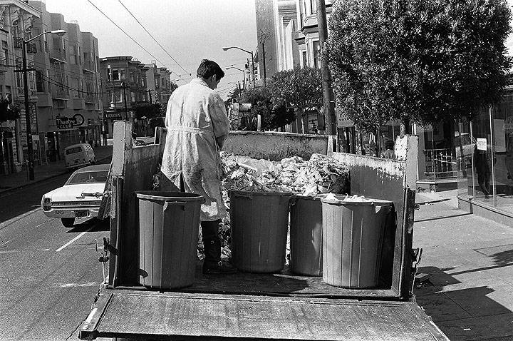 Picking-up-food-scraps-on-Haight-Street 00080022 Chuck-Gould.jpg