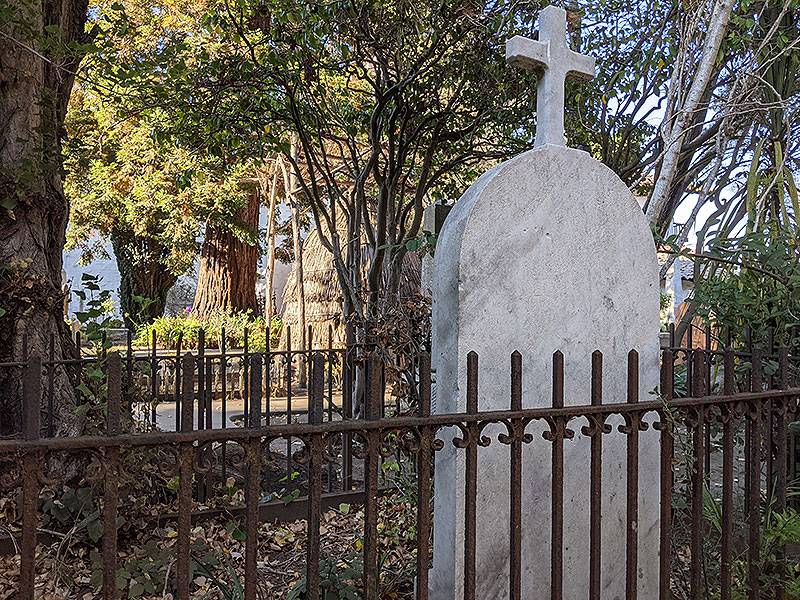 File:Mission-Dolores-Cemetery-headstone-and-iron-fence-foreground-to-ohlone-hut 20210913 003259789.jpg