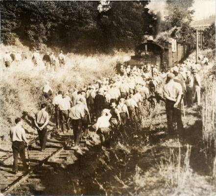 File:July 10 34 strikers block belt line railroad AAD-4983.jpg