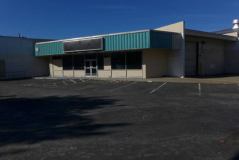 File:16th-and-Folsom-Kilpatricks-store-after-closing-2014 P1080652.jpg