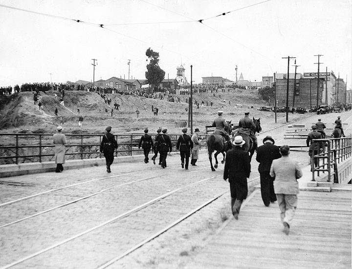 File:Police-and-strikers-on-Rincon-Hill-July-10-1934-aad-5139.jpg