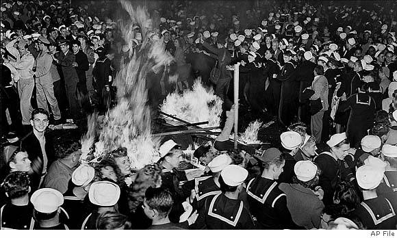File:Ba vjdaysf market street bonfire AP45.jpg