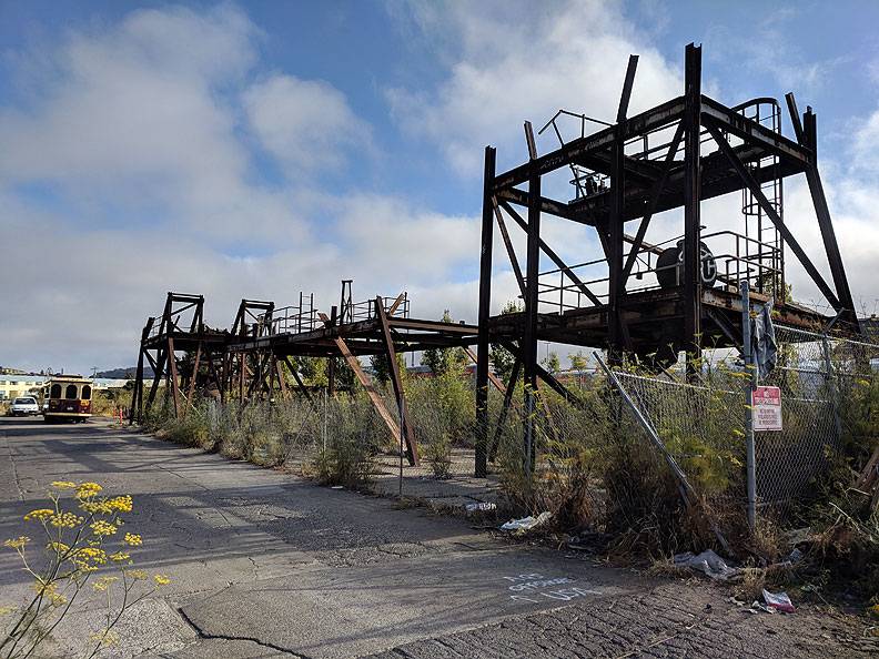 File:Copra-crane-disassembled-on-street 20180721 174420.jpg