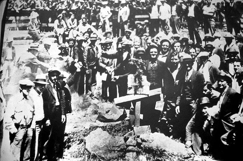 File:Funeral-1934 drescher.jpg