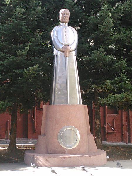 File:Sun-yat-Sen-statue 305.jpg