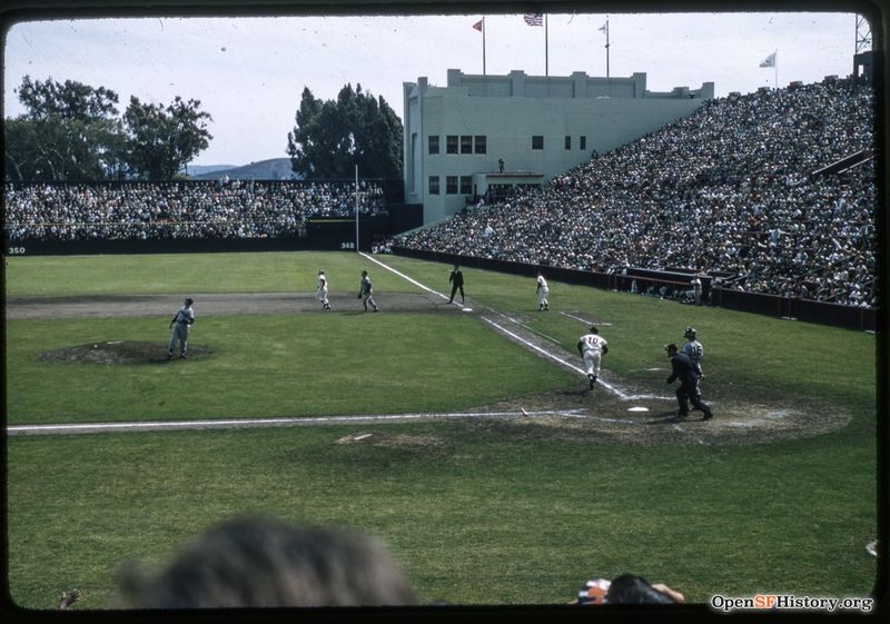 File:Ray Jablonsky -10 gets a hit, Willie Mays on 1st, Giants June 1958 wnp25.1349.jpg