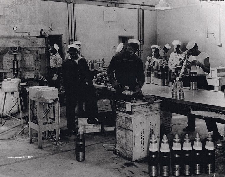 File:PortChicagoAmmowork1943.jpg