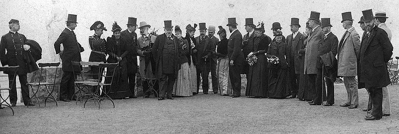 File:The-President-Mrs-Harrison-and-Party-parapets-of-Sutro-Heights-April-27-1891-w-Sutro-bw-cropped-20-in-wide-72dpi.jpg