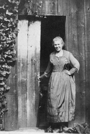 1917-Elsie-Hagen-at-back-shed.jpg