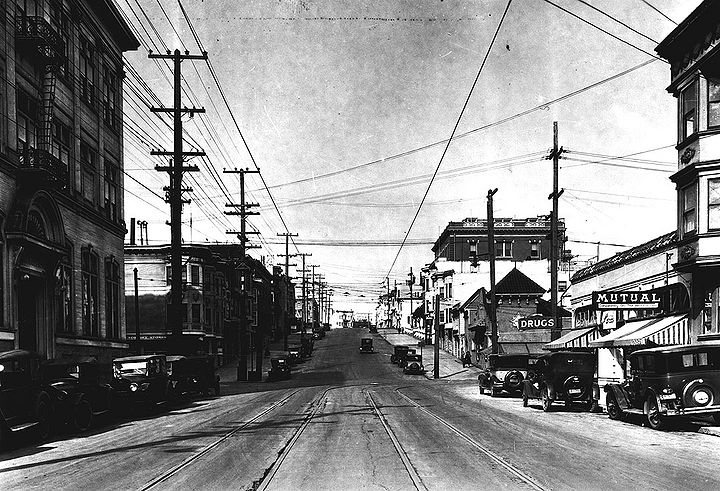 Guerrero-north-at-14th-Bldg-Trades-at-left-corner-1928-SFPL 72dpi.jpg